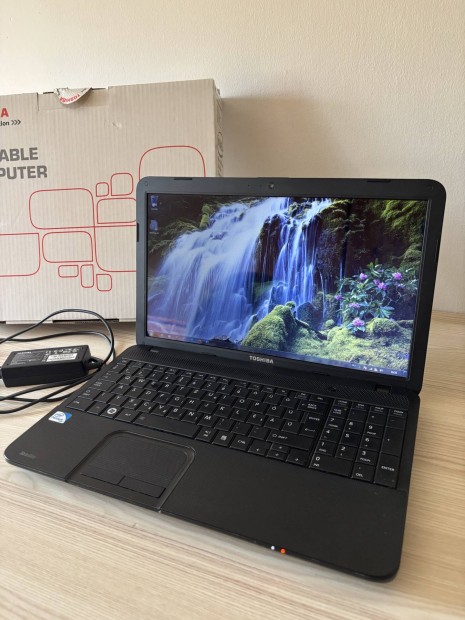 Toshiba Satellite C850 17W laptop, saját dobozában. Pentium 2.10 GHz
