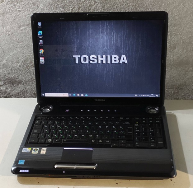 Toshiba Satellite P300 laptop / notebook / 17" / Intel T9550 / 4GB RAM