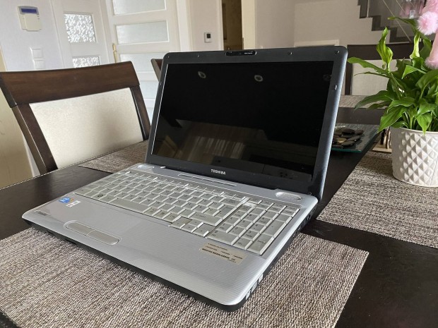 Toshiba gyönyörű szép laptop, 15.6 led kijelző, wifi, kamera stb 