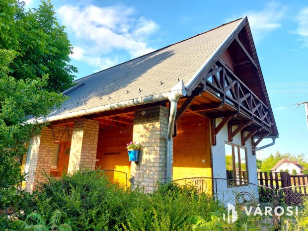 Toszk�n hangulat� V�ZPARTI H�Z f�rd��vezetben, napelemekkel