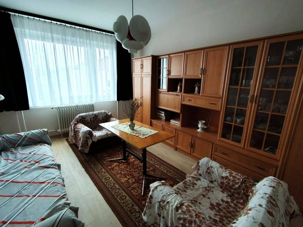 T�v�rosi lkn-ben, 2 szob�s erk�lyes lak�s elad�! Azonnal k�lt�zhet�!