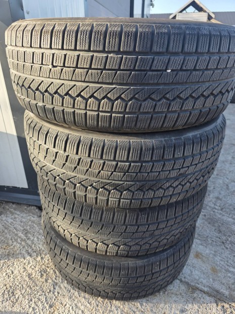 Toyo 225/55 19 téligumi szett