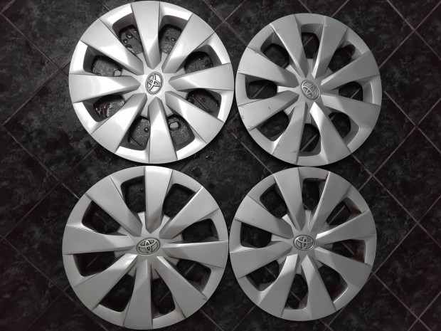 Toyota 15" Gyári dísztárcsa garnitúra