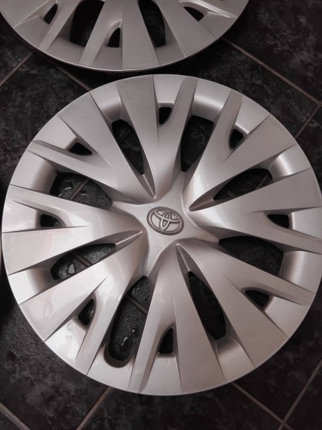 Toyota 15" Gyári dísztárcsa hibátlan állapotban