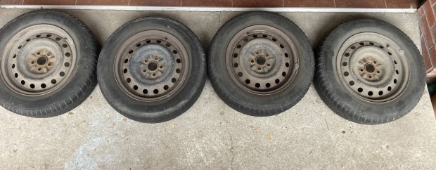 Toyota 15 colos Continental tli gumi szerelt kerk felnin lemezfelni