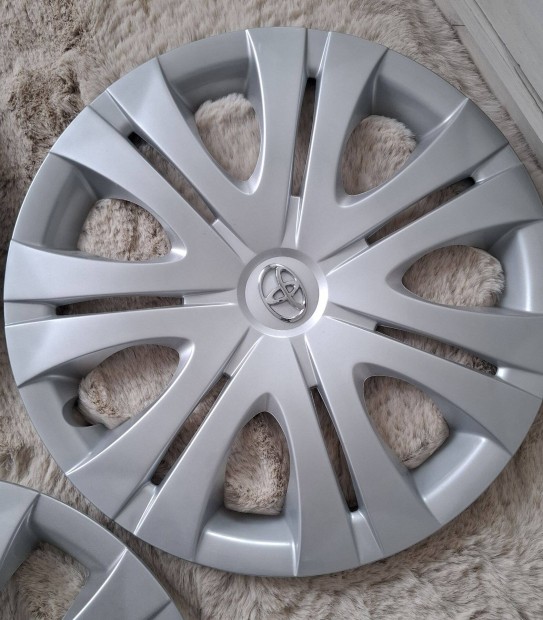 Toyota 16 colos, 3 db vadonatúj dísztárcsa, eladó