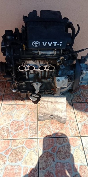 Toyota 1.3 vvti bontott motor blokk 