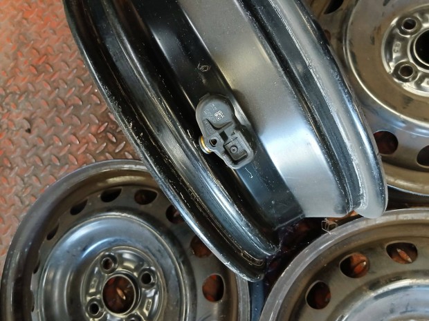 Toyota 4x100 5x15 54.1 Et39 acélfelnik szenzorokkal