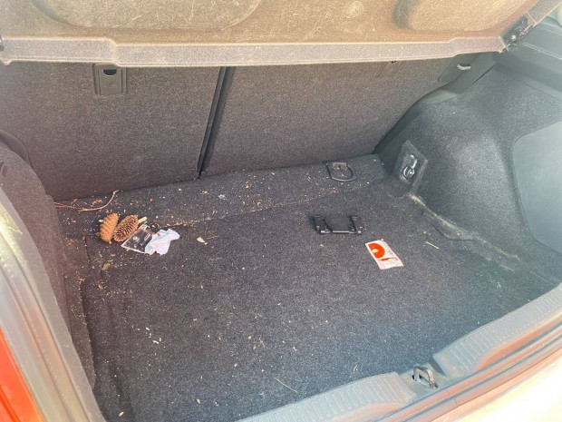 Toyota Auris 1.33 E150 csomagtér műanyag