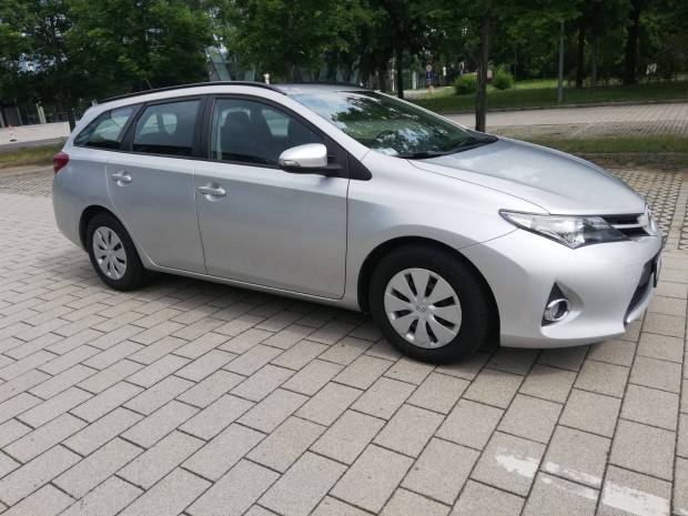 Toyota Auris 1.3 benzin, kombi elad