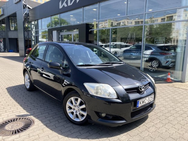 Toyota Auris 1.4 Luna Magyar. Szervizknyv