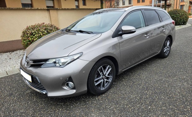 Toyota Auris Touring Sports 1.6 Executive Kamer...