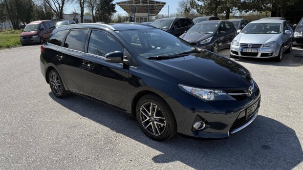 Toyota Auris Touring Sports 2.0 D-4D Style Alka...