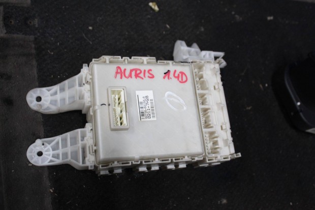 Toyota Auris (E150) 2008 biztosítéktábla relékkel 82730-02150-A