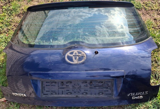 Toyota Auris csomagtart� ajt�, pici p�tty karcokkal