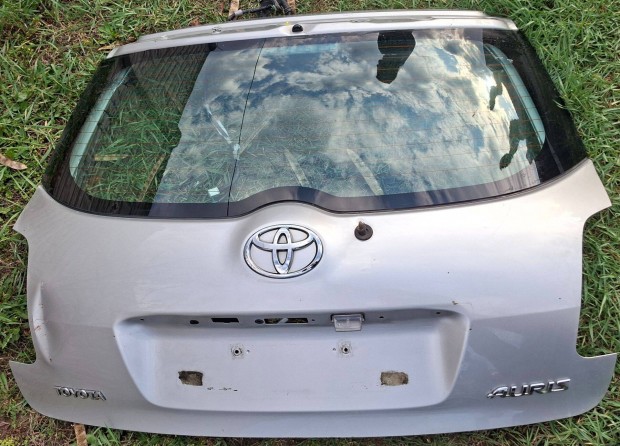 Toyota Auris csomagtart� ajt� s�r�lt
