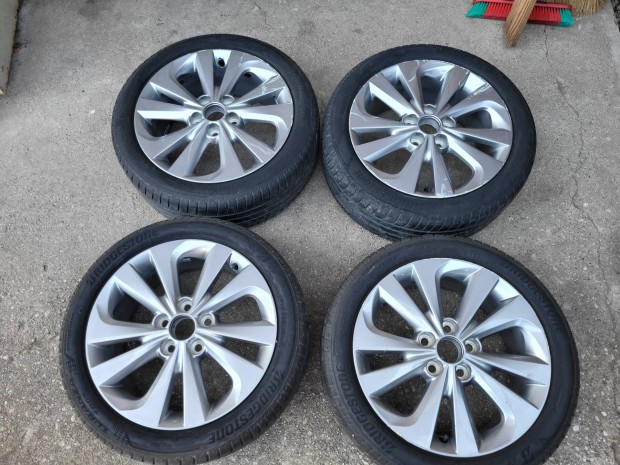 Toyota Auris gyri alufelni 17 colos, gumik 225/45 R17 nyrikkal