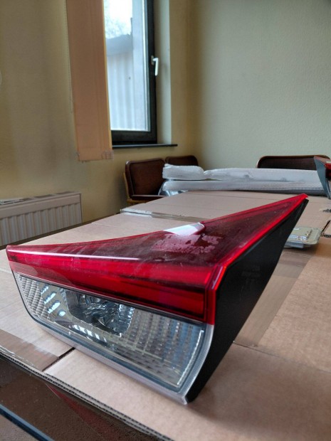 Toyota Auris jobb bels� h�ts� l�mpa elad�