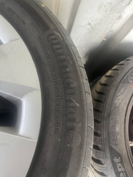 Toyota Auris lemezfelni ny�ri gumival 