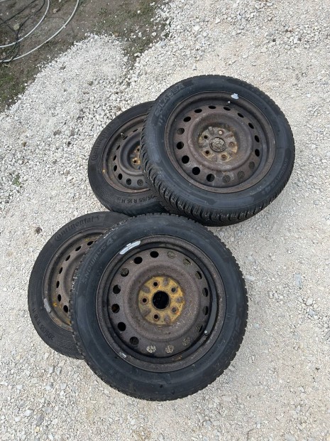 Toyota Auris lemezfelni tli gumikkal 205/55R16