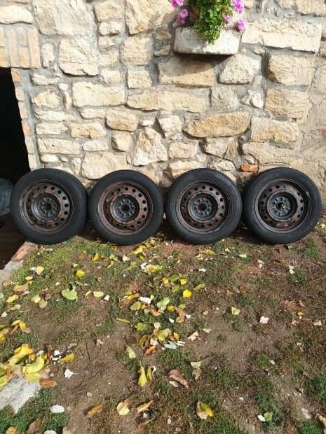 Toyota Auris lemezfelni téligumival 205 55 16