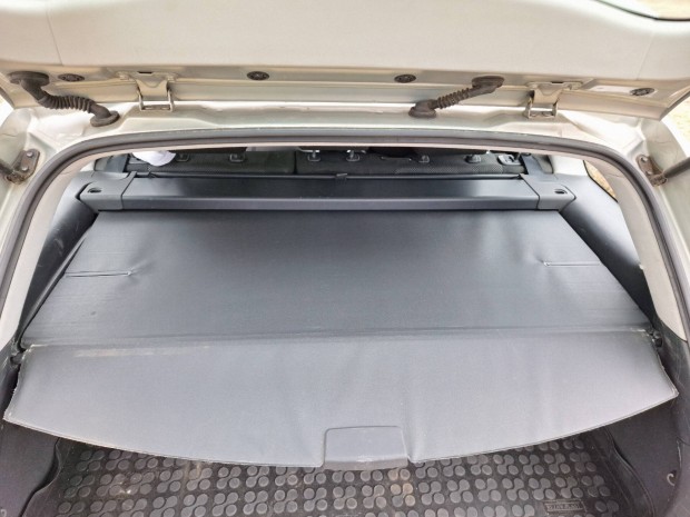 Toyota Avensis Csomagtr takar rol