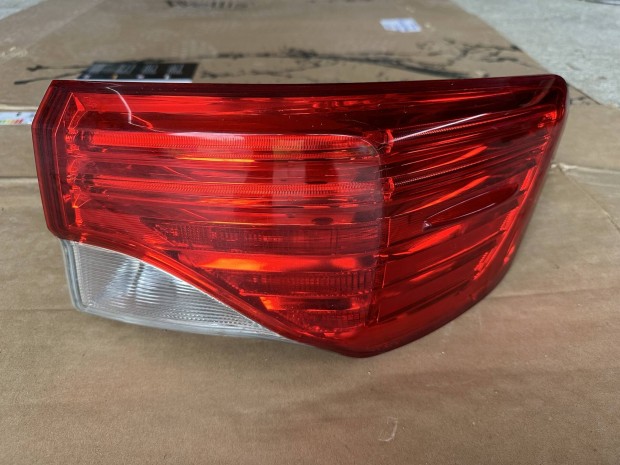 Toyota Avensis T27 Sedan jobb hts lmpa