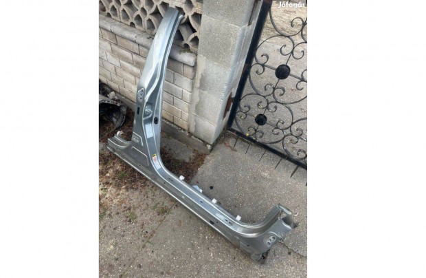 Toyota Avensis T27 k�sz�b lemez jobbos balos 2011-es