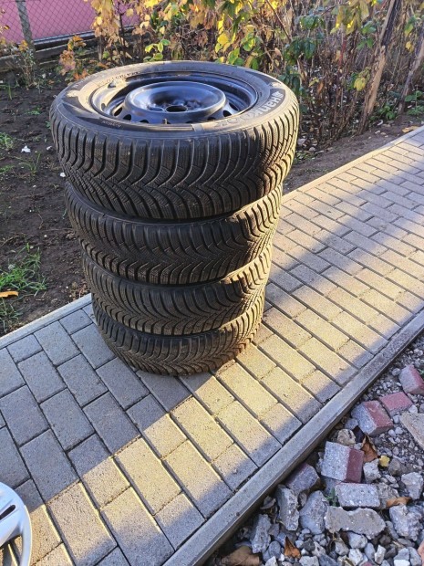 Toyota Avensis felni tli gumival dsztrcsval