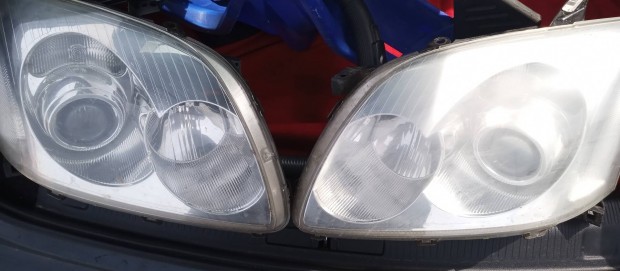 Toyota Avensis lámpa bal és jobb