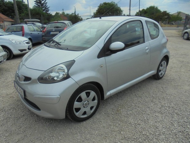 Toyota Aygo 1.0 AC Szervizknyves