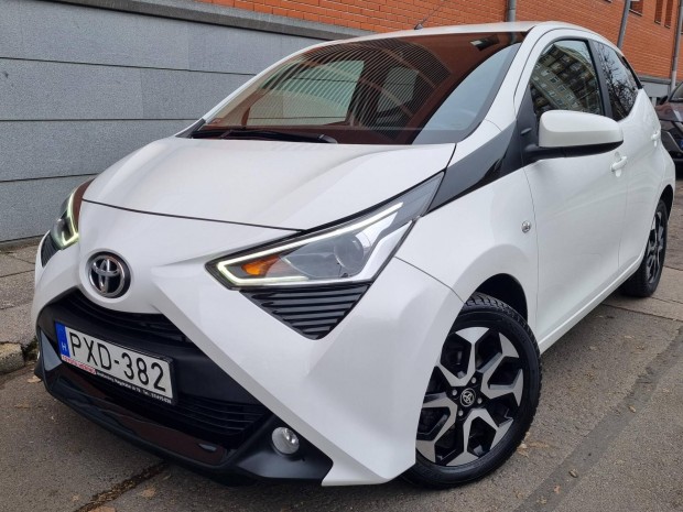 Toyota Aygo 1.0 x-cite + cool&safe + smart /Egy...