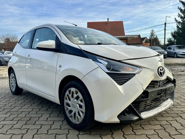 Toyota Aygo 1.0 x-play Magyar Szervizknyves!