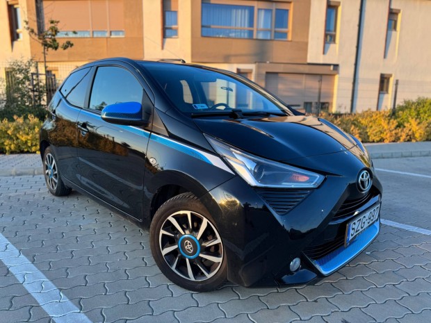 Toyota Aygo X-Play tolatókamerával