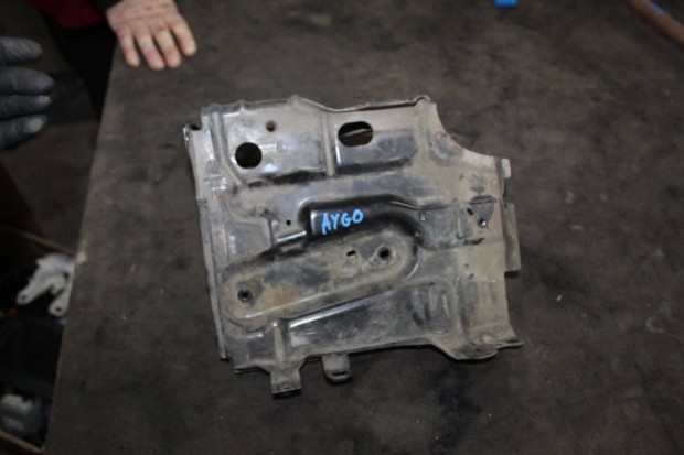 Toyota Aygo (AB10/AB20/AB30) 1.0i akkumulátor tartó