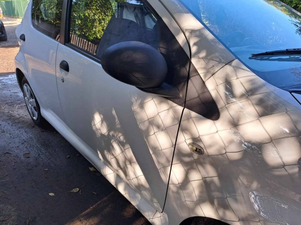 Toyota Aygo jobb els ajt, fehr, hibtlan llapotban