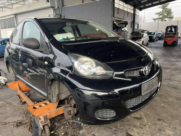 Toyota Aygo l�kh�r�t�,homlokfal,s�rv�d�,motorh�ztet�,l�mpa
