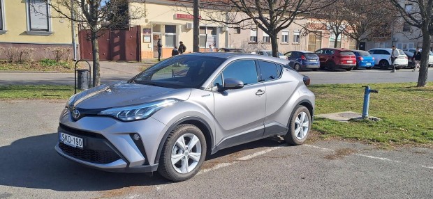 Toyota C-HR 2.0 Hybrid Style e-CVT Mo-i! Els� t...