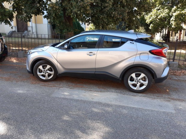 Toyota C-HR hibrid, automata sebvlt,85000km, 1,8-as elad