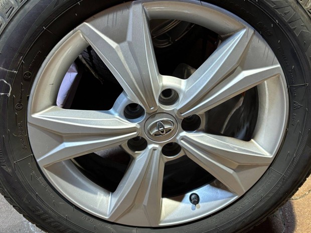 Toyota C-HR tli szerelt Bridgestone 215X60XR17 Gyri kerekek 4 db