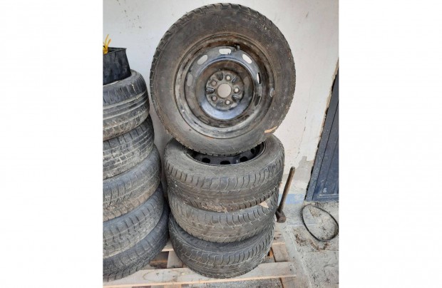 Toyota Carina E 15 colos lemezfelni :5x100 , agym�ret:54 mm-er