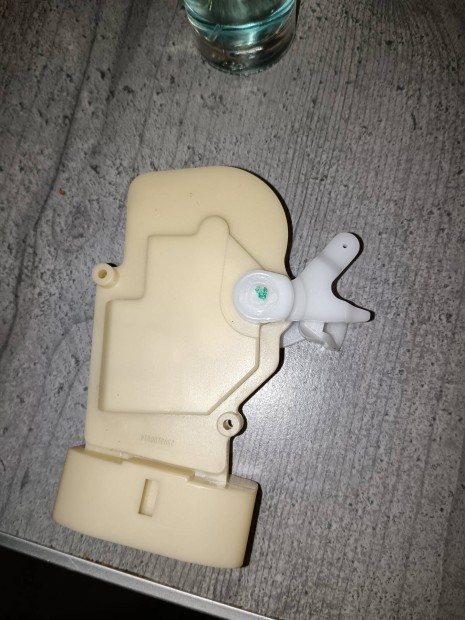 Toyota Celica T23 k�zponti z�r motor 1999-2006 