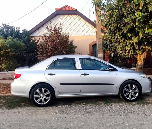 Toyota Corolla 1.4 megkmlt kevs fogyasztssal garzsban tartott