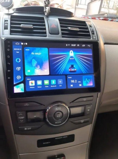 Toyota Corolla Carplay Multimédia GPS Rádió Tolatókamerával