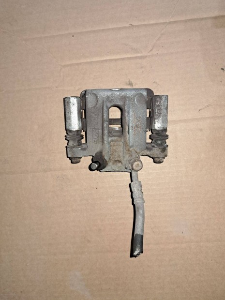 Toyota Corolla E12T Bal hátsó féknyereg, kengyellel Újszerü
