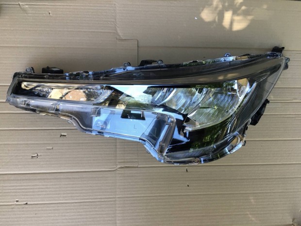 Toyota Corolla E210 bel els� fenysz�r�