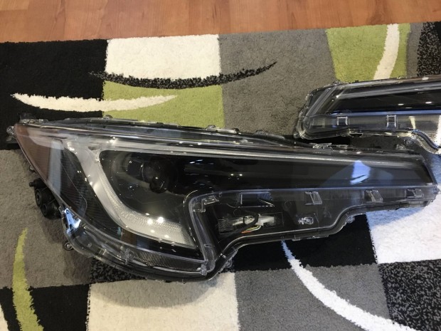 Toyota Corolla E210 jobb els� gy�ri f�nysz�r�