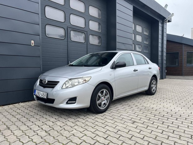 Toyota Corolla Sedan 1.4 D-4D Szervizkönyv / 2....