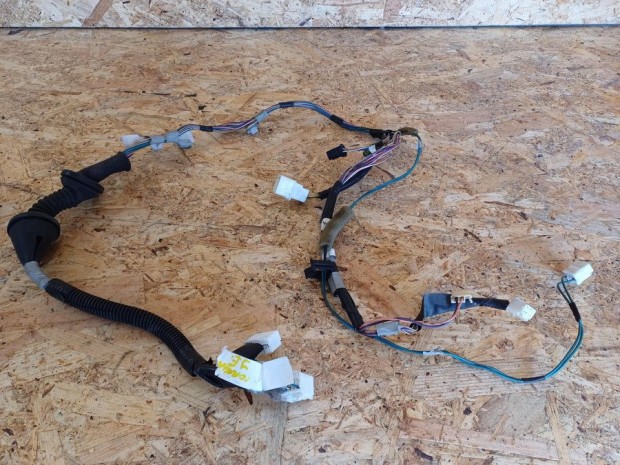 Toyota Corolla Verso ( 2005-2009) Jobb Els� Ajt�k�bel K�teg