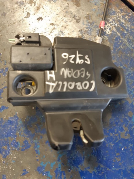 Toyota Corolla (E15) 06-13 Csomagt�rajt� Z�r